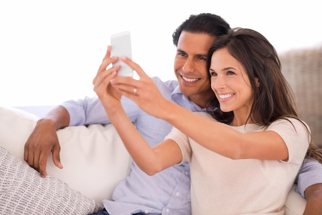 Nos vemos un poco bien juntos Una hermosa mujer tomando una fotografía de ella y su esposo