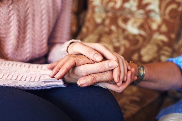 Nosotros en esto juntos, no estás solo Captura recortada de mujeres irreconocibles cogidas de la mano en casa