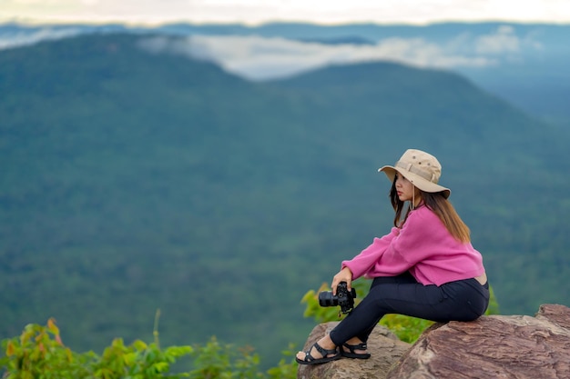 Nossa mulher sentada e tirando fotos em Pha Mo E Daeng