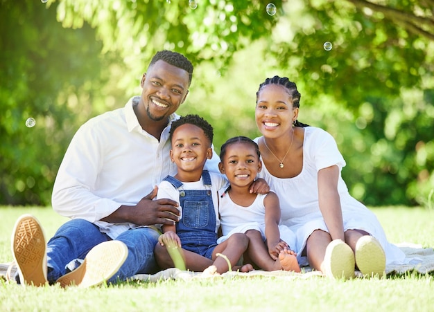 Nossa pequena família significa tudo para nós. Foto de um casal passando tempo ao ar livre com seus dois filhos.