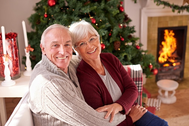 Nosso amor fica mais forte a cada Natal Foto de um casal compartilhando o Natal juntos em casa