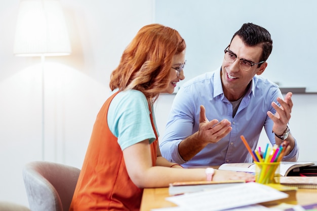 Nosso trabalho. Pessoas positivas e alegres se sentindo animadas enquanto discutem seu novo projeto