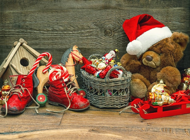 Nostalgische Weihnachtsdekoration mit antiken Spielsachen über Holzhintergrund. Bild im Retro-Stil