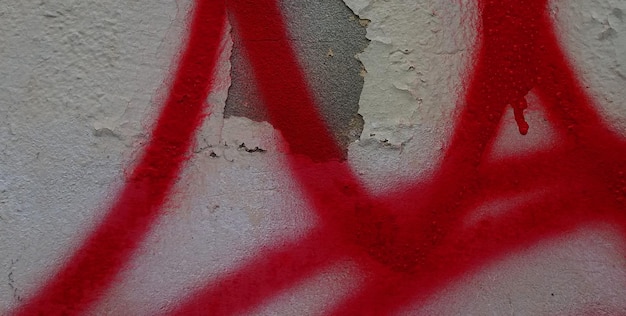 Nostalgischer Charme. Ein antikes Betonwandfoto mit reichhaltigen Texturen