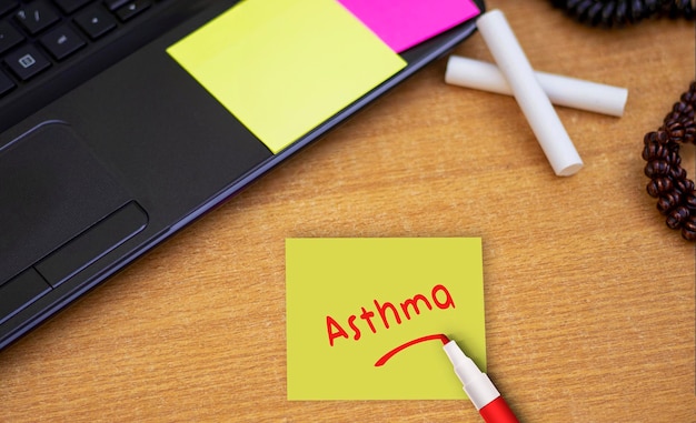 Nota adhesiva de asma pegada en la mesa de la oficina