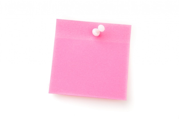 Nota adhesiva rosa con chincheta