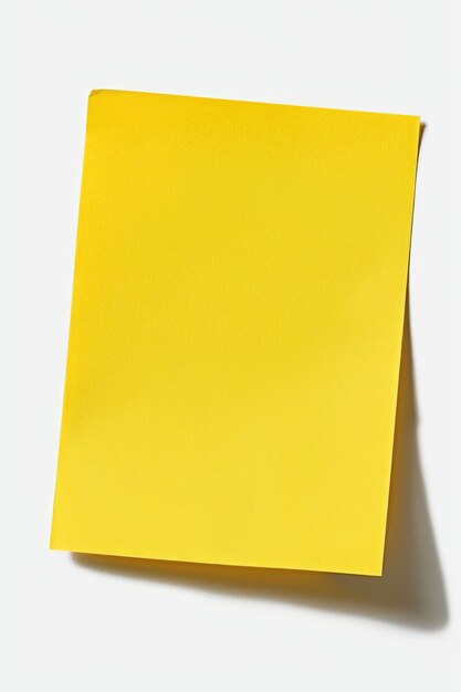 Foto nota amarilla sobre un fondo blanco sencillo adecuada para conceptos de oficina y negocios