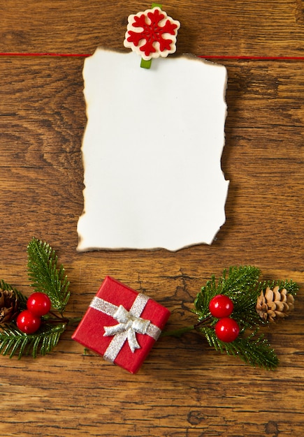 Nota en blanco con decoración navideña en madera