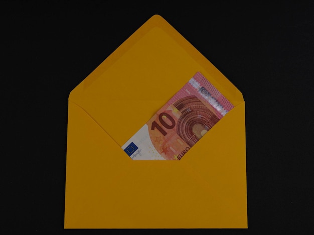 Nota de 10 euros em envelope