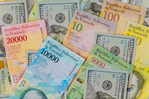 Nota de Bolívar venezuelano com notas de papel de moeda diferente.