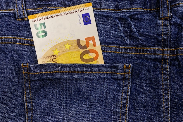 Nota de cinquenta euros no bolso da calça jeans