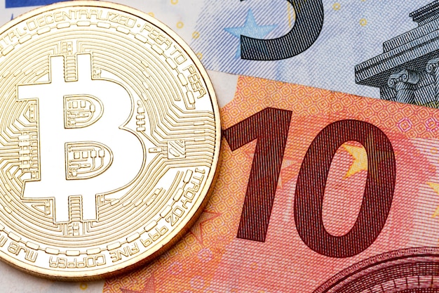 Nota de dez euros como pano de fundo para bitcoin dourado. Foto de alta resolução.