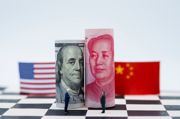 Nota de dólar e china yuan eua com sinalizadores na mesa de xadrez. é símbolo da crise da guerra comercial tarifária