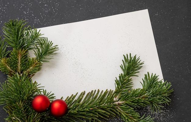 Nota de papel em branco de Natal fundo preto Espaço vazio Modelo de cartão de desejos de ano novo