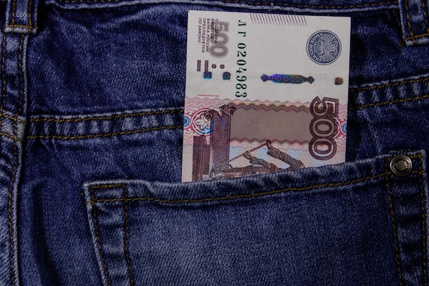 Nota de quinhentos rublos russos no bolso da calça jeans