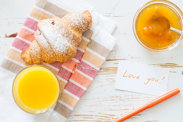 Nota de desayuno - mermelada de café croissants