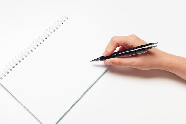 Nota de notas en blanco con lápiz de cerca