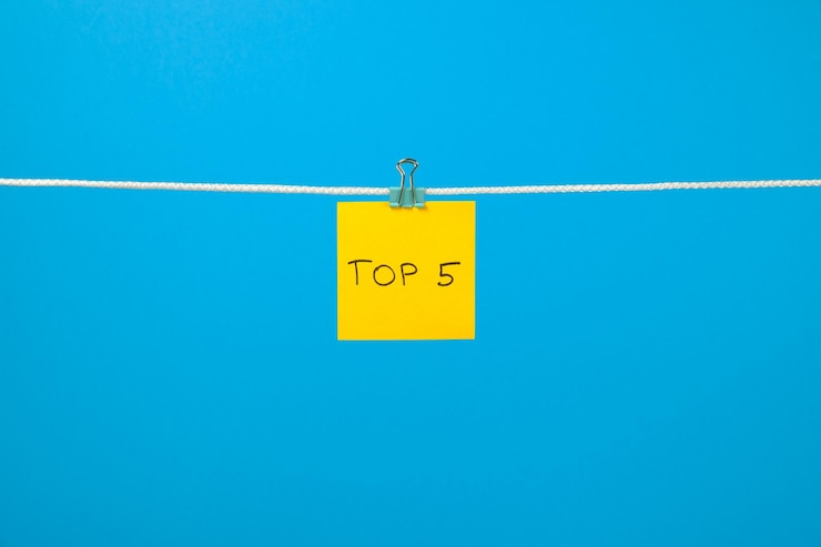 Foto nota de papel amarillo en el cordón de la ropa con el texto top 5