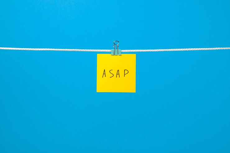 Foto nota de papel amarillo en la cuerda con texto asap sobre fondo colorido