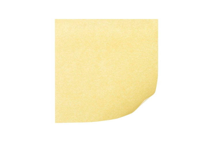 Foto nota de papel amarillo en un fondo blanco con una ruta de recorte
