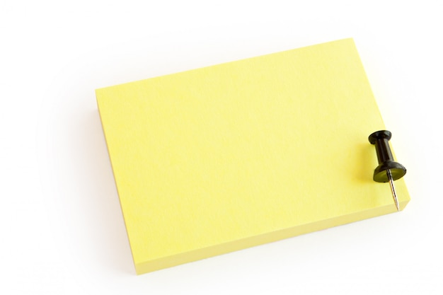 Nota post-it en blanco aislada en blanco