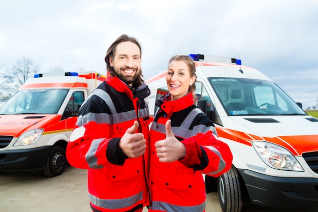 Notarzt und Rettungssanitäter mit Krankenwagen
