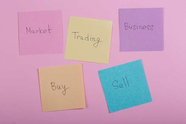 Notas adesivas coloridas de conceito de negócios e negociação com palavras compram negociação de mercado de negócios venda