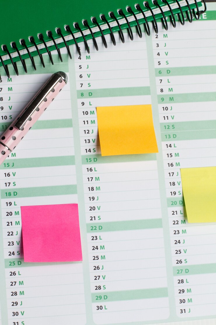 Foto notas adesivas coloridas em uma agenda de trabalho em uma visão detalhada