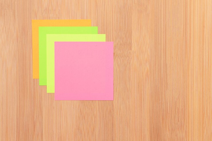 Foto notas adhesivas de colores clavadas en el tablón de mensajes de madera