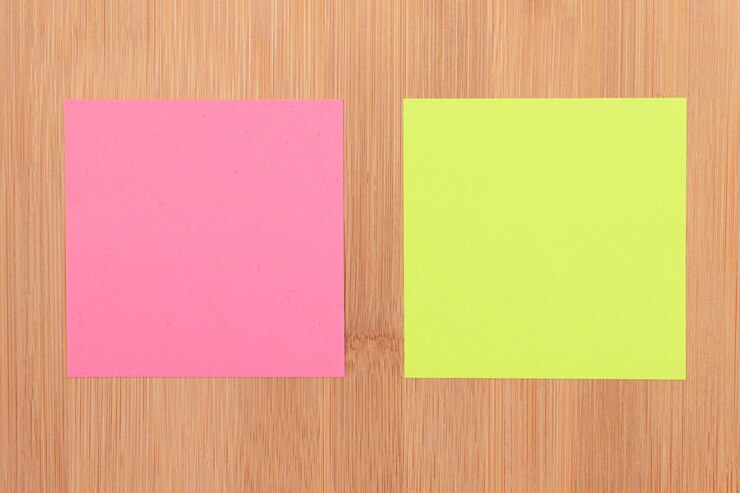 Foto notas adhesivas de colores clavadas en el tablón de mensajes de madera