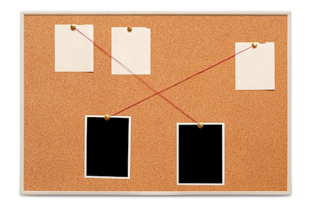 Notas en blanco y una foto vacía están pegadas a un tablero de corcho Concepto de investigación de detective