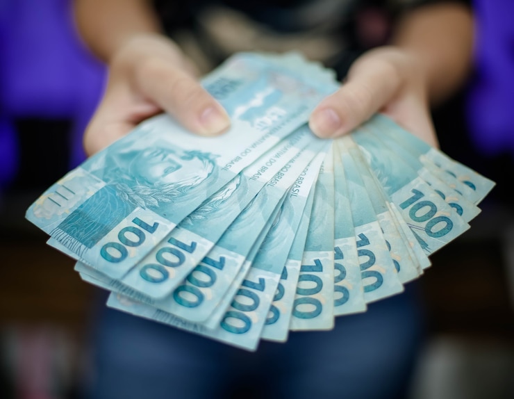 Foto notas brasileiras de 50 e 100 reais