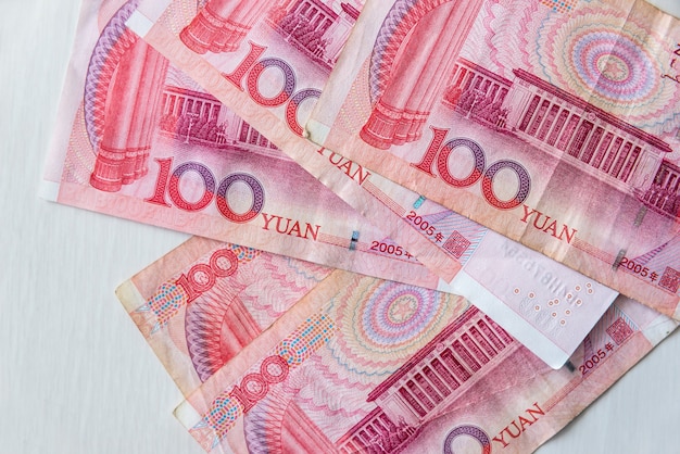 Notas chinesas de yuan renminbi em fundo de madeira