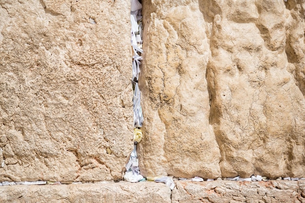 Notas colocadas por pessoas em um Muro das Lamentações em Jerusalém, Israel