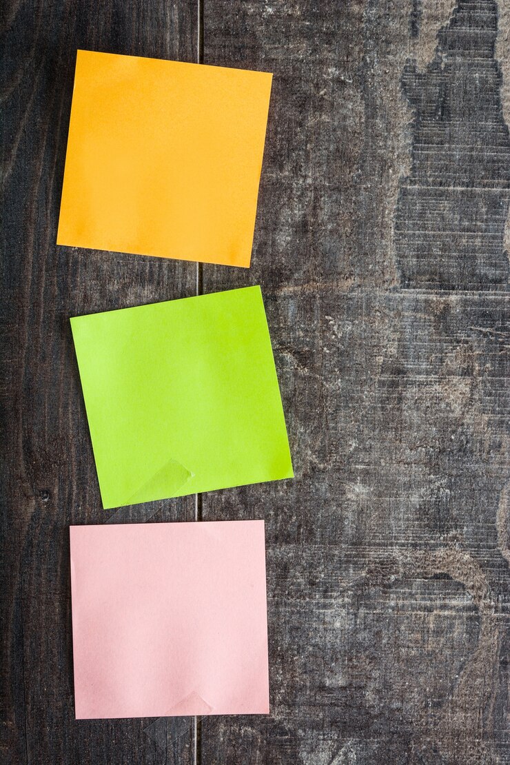 Foto notas de colores sobre la mesa de madera