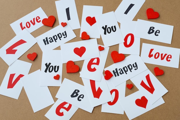 Foto notas com o texto amor, eu te amo be happy fundo de corações vermelhos cartão de dia dos namorados 14 de fevereiro