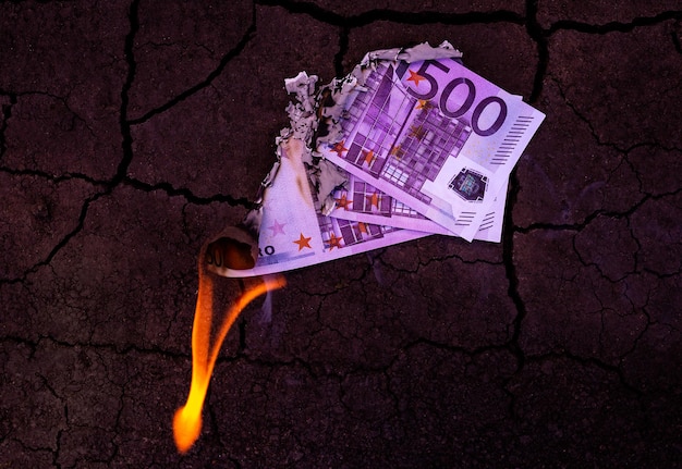 Notas de 500 euros queimam no fogo