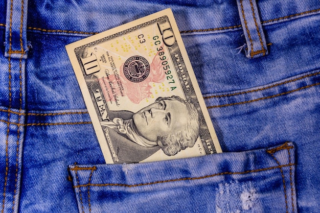 Notas de banco americanas de dez dólares em um bolso da calça jeans