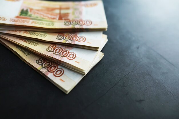 Notas de banco com a inscrição "cinco mil rublos". Valor de face do dinheiro russo de cinco mil rublos. Close-up de rublos russos. O conceito de finanças. Fundo e textura do dinheiro