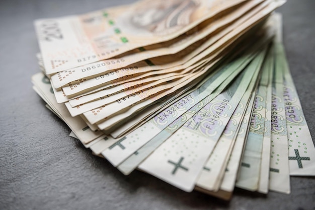 Foto notas de banco de 100 pln como fundo financeiro