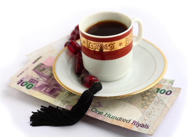 Foto notas de banco de café árabe recheadas de tâmaras são essenciais para fazer negócios no mundo árabe