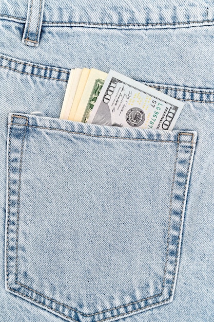 Notas de banco no bolso de jeans azul volume de negócios cento e cinco notas de vinte dólares