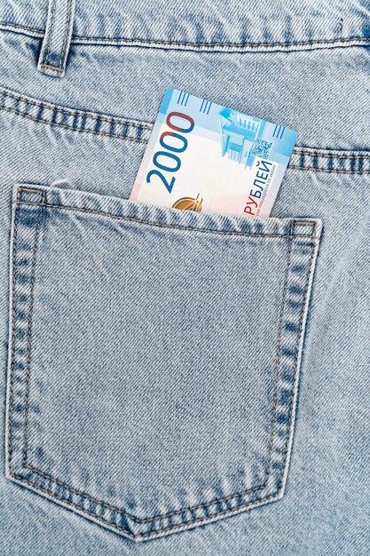 Notas de banco no bolso de jeans azul volume de negócios em dinheiro cédula russa de 2000