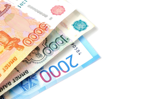 Notas de banco rublo russo nas denominações um dois e cinco mil rublos fundo branco