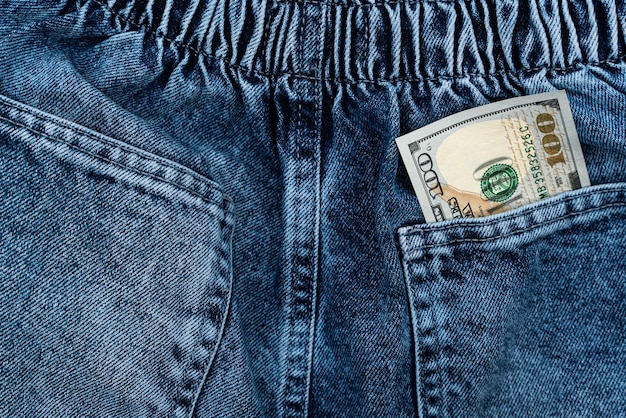 Notas de cem dólares no bolso de trás do jeans dinheiro no conceito de bolso em dinheiro Foto de alta qualidade