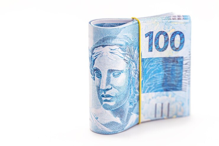 Foto notas de cem reais grande maço de dinheiro do brasil em salário ou pagamento de fundo branco isolado