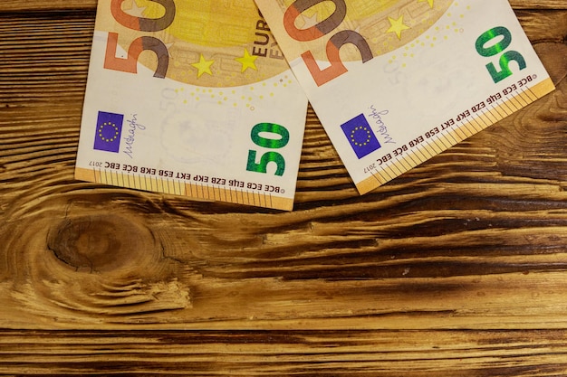 Notas de cinquenta euros em fundo de madeira, vista superior, cópia espaço