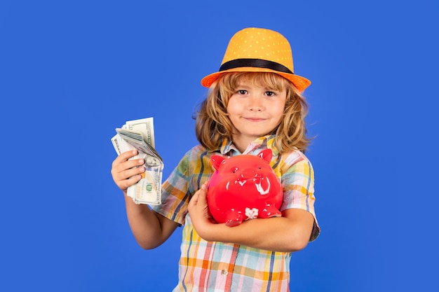 Foto notas de dinheiro em dinheiro e conceito de cofrinho garoto colocando dinheiro no cofrinho para economizar