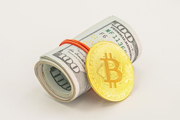Notas de dólar americano em rolos com moeda de prata Bitcoin Bitcoin moeda e rolos de notas de dólar notas de fundo branco
