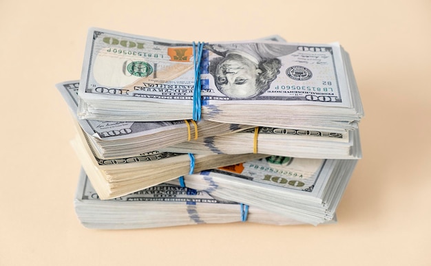 Notas de dólar americano empilham notas antigas vs novo pacote de dinheiro moeda de luxo rica gastando dinheiro em crise moeda de referência mais usada em transações em todo o mundo